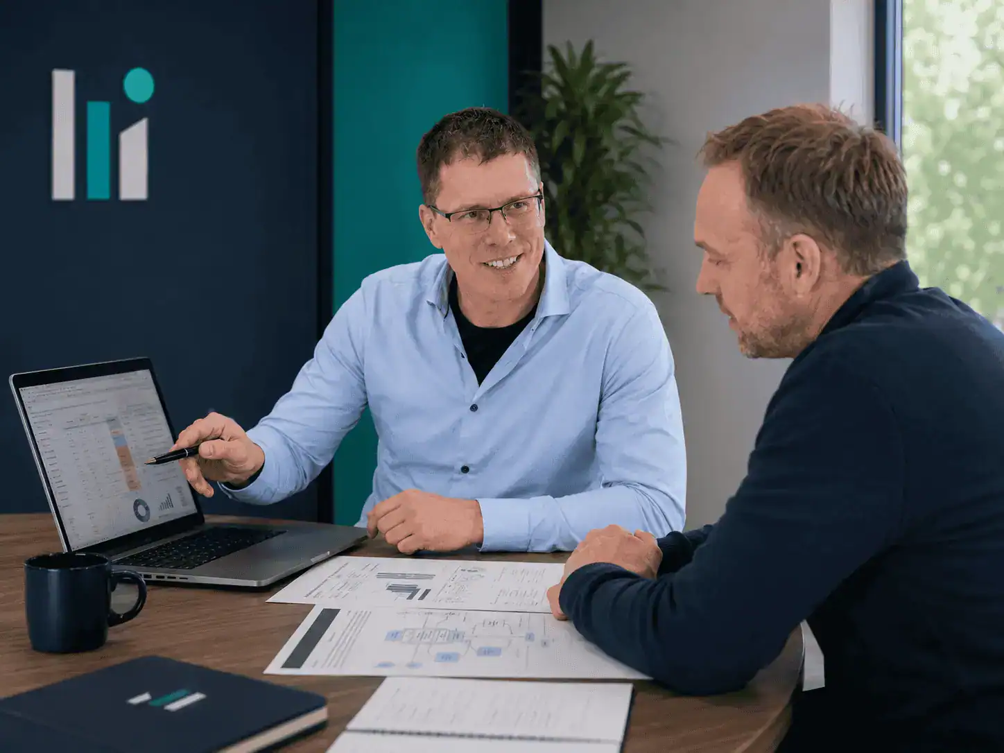 Matthijs Slagter van QMSS bespreekt een GAP-analyse ISO 9001:2026 met een klant aan tafel met laptop, checklist en documenten.